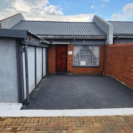 Casa Linda Guest House Newcastle Exterior photo